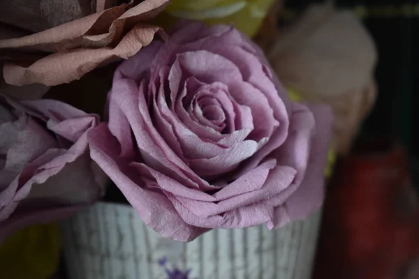 Kağıt rose bir vintage pot dekorasyon ile