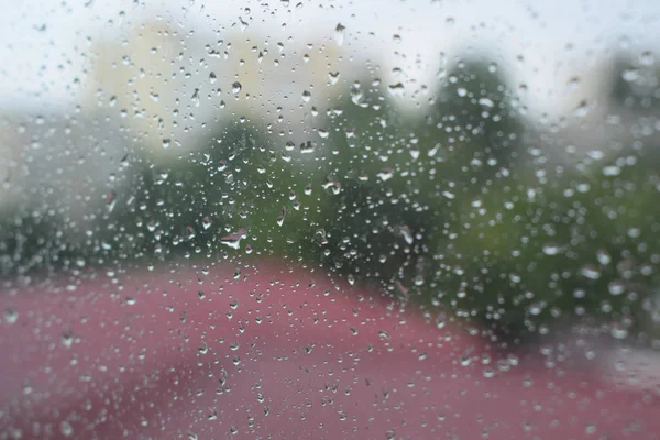 模糊背景与窗口和雨下落 — 图库照片