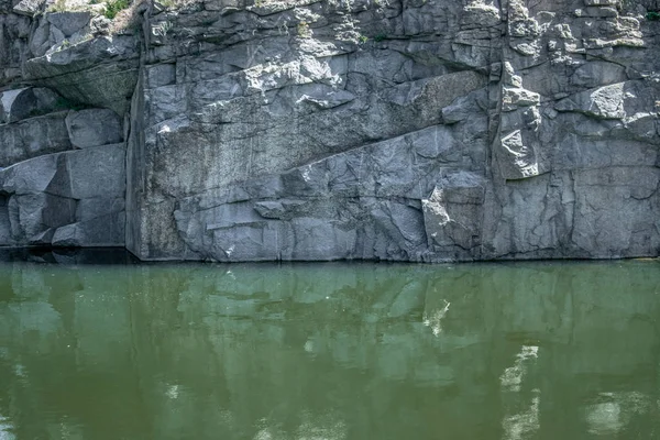 Gri kayalar ve nehir