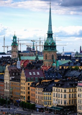Gölün karşı tarafındaki Stockholm City Hall görüntülemek