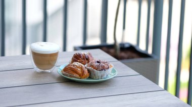 Kahve ile tarçınlı çörek