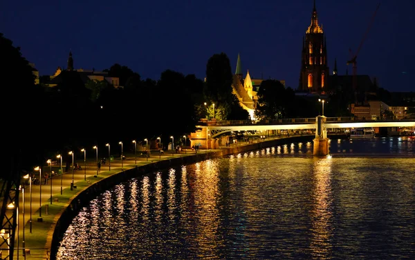 Main Nehri üzerinde köprüden gece göre görüntüleyin. Frankfu