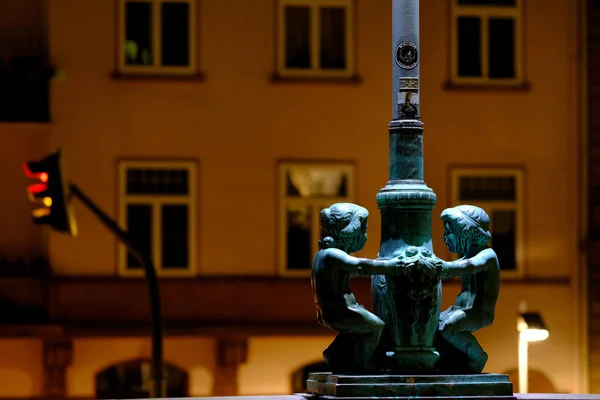 Köprü ışık sütun heykelleri ile dekore edilmiştir. Frankfurt, Almanya
