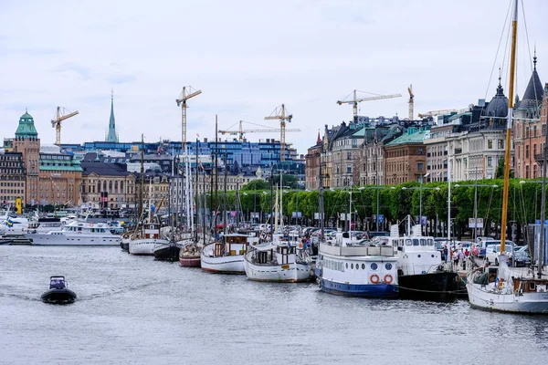 Eski liman ve strand gemileri tam. Stockholm, İsveç