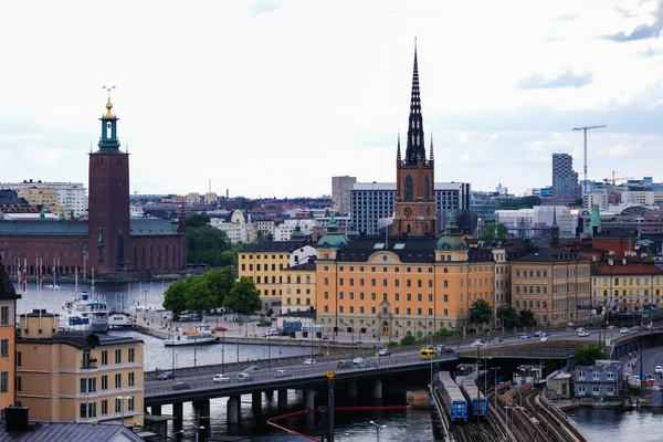 Gölün karşı tarafındaki Stockholm City Hall görüntülemek