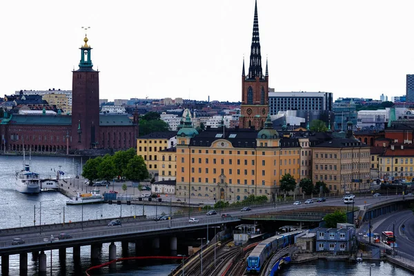 Gölün karşı tarafındaki Stockholm City Hall görüntülemek