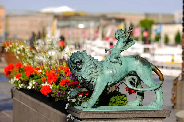 Gölün karşı tarafındaki Stockholm City Hall görüntülemek