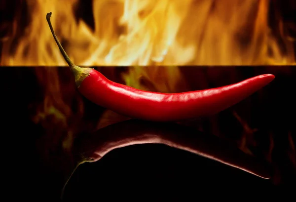 Yangın Yan Görünümünde Siyah Bir Zemin Üzerine Kırmızı Biber — Stok fotoğraf