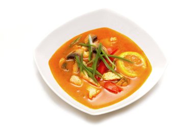 Thais çorba Tom Yam Kai. Limon otu, baharatlı havlıcan, baharatlı biber, limon kabuğu, keskin tuzlu balık sosu, ihale arpacık, tarihleri ve karides, tavuk göğsü, mantar petrol makarna, olgun domates, kök tatlı kokulu zencefil dilim