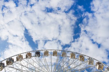 Dönme dolap üzerinde mavi gökyüzü. Dönme dolap sevinç gökyüzü bulutlar. Yaz