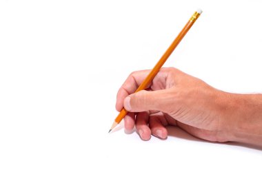 Beyaz zemin üzerinde bir öğrencinin elinde kalem, görünümü yan