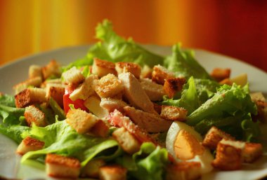 Taze Sezar salatası. Yan görünüm