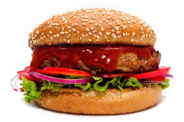 Sığır eti, domates, soğan ve lezzetli ketçap altında salata Juicy burger. Beyaz bir arka plan üzerinde yan görünüm