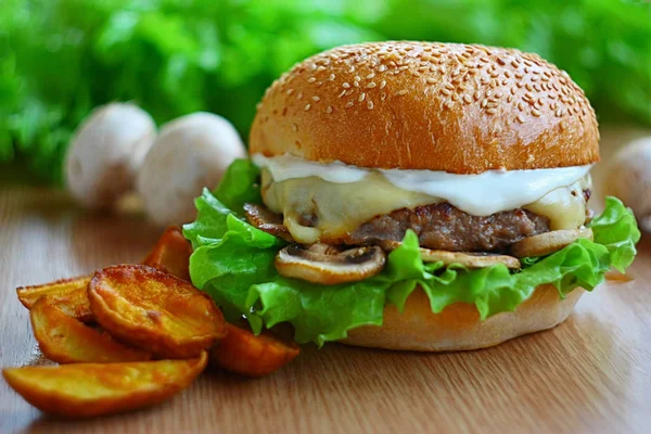 Hamburguesa Jugosa Con Chuletas Res Queso Champiñones Ensalada Sobre Mesa —  Fotos de Stock