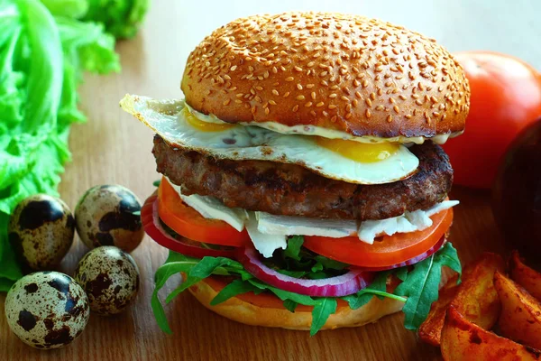 Hamburguesa Jugosa Con Empanadas Ternera Queso Cebolla Tomate Rúcula Huevos —  Fotos de Stock