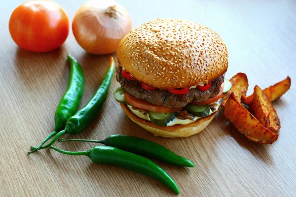 Hamburguesa Jugosa Picante Con Carne Res Pimiento Rojo Sobre Una —  Fotos de Stock