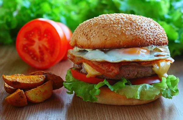 Hamburguesa Jugosa Con Parche Ternera Queso Tocino Tomates Ensalada Huevos —  Fotos de Stock