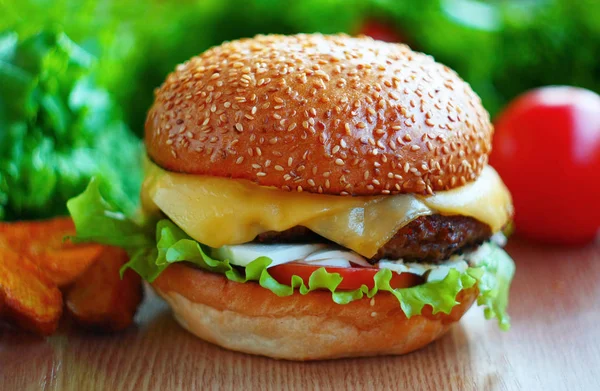 Hamburguesa Jugosa Con Parche Carne Queso Tomates Ensalada Sobre Mesa —  Fotos de Stock