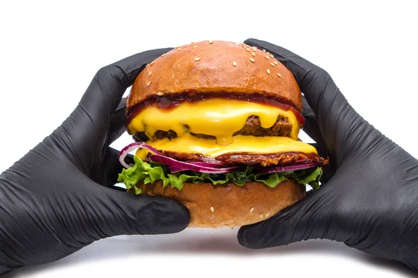 Соковитий Гамбургер Сиром Цибулею Картоплею Салатом Білому Тлі Руках Рукавичками — стокове фото