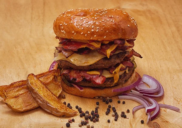 Hamburguesa Jugosa Con Carne Res Queso Tocino Patatas Sobre Mesa —  Fotos de Stock