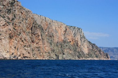 Dalgalar deniz, sörf. Taş ve kayalar. Karadeniz. Yaz. Yan görünüm