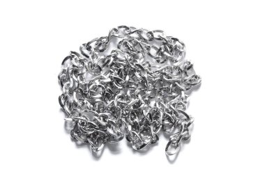Gümüş metal zinciri. Beyaz bir arka plan üzerinde görünümü top