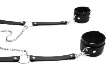 Siyah deri üzerinde izole beyaz arka plan kelepçe. BDSM kiti