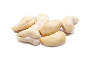 Beyaz bir arka planda, kaju fıstığı yakın çekim