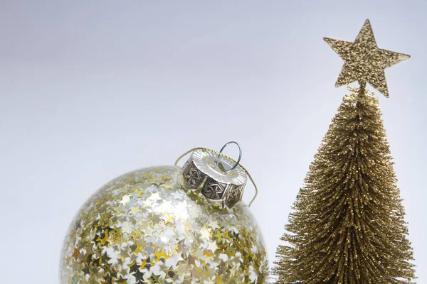 Χριστούγεννα Παιχνίδι Σχετικά Δέντρο Χρυσό Χρώμα Νέο Έτος Γκρι Φόντο — Φωτογραφία Αρχείου