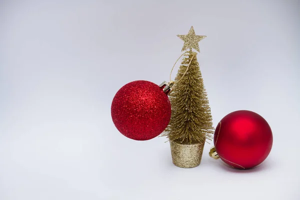 Juguete Navidad Dos Bolas Rojas Brillantes Árbol Navidad Dorado Año — Foto de Stock