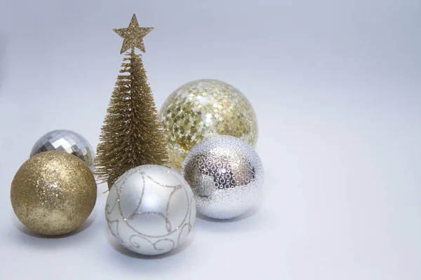 Χριστούγεννα Παιχνίδι Πολλά Λαμπρά Μπάλες Από Χρυσό Ασημένιο Χρώμα Και — Φωτογραφία Αρχείου