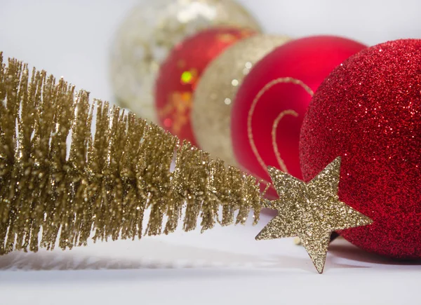 Χριστούγεννα Παιχνίδι Πολύ Γυαλιστερό Κόκκινο Χρώμα Χρυσές Και Ασημένιες Μπάλες — Φωτογραφία Αρχείου