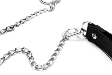 Gümüş metal carbine ve beyaz arka plan üzerinde izole zinciri. Yukarıdan görüntülemek