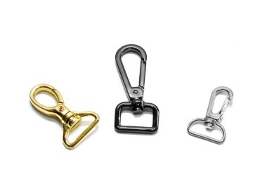 Beyaz arka plan üzerinde izole metalik karabina. Bağlantı parçaları. Yukarıdan görüntülemek