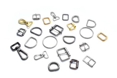 Metal yarım halkalar, tokalar ve karabina üzerinde beyaz bir arka plan