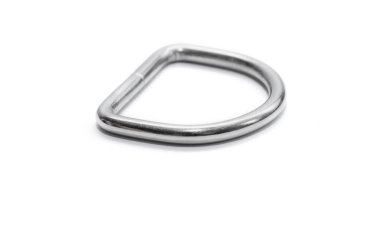 Metal yarım halka gümüş rengi beyaz arka plan üzerinde izole. Bağlantı parçaları. Yukarıdan görüntülemek