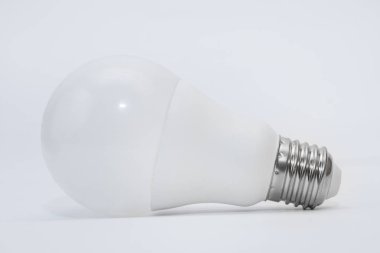 Gri arkaplanda bir ampul.