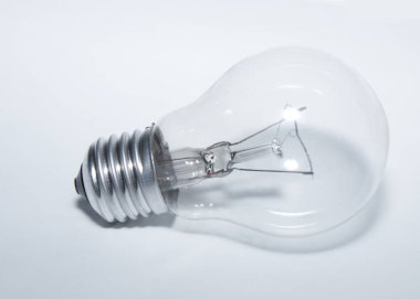 Gri arkaplanda bir ampul.