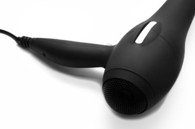 izole beyaz zemin üzerine siyah saç kurutma makinesi