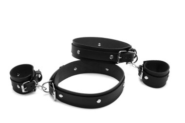 BDSM deri bilezik kol ve bacak üzerinde. Beyaz arka plan üzerinde izole