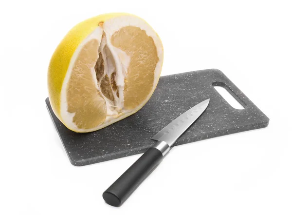 Mezzo Pomelo Tagliato Sul Tabellone Coltello Vista Laterale — Foto Stock