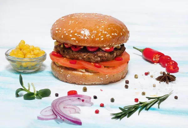 Hamburguesa Carne Jugosa Con Cebolla Pimientos Tomates Sobre Fondo Blanco —  Fotos de Stock