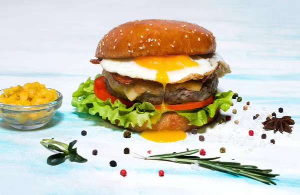 Hamburguesa Carne Jugosa Con Huevo Queso Tomates Lechuga Plato Blanco —  Fotos de Stock