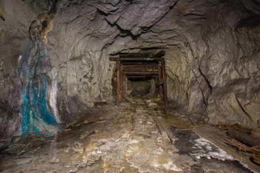 Yeraltı terk edilmiş demir cevheri tüneli çökmüş ahşap kereste ile