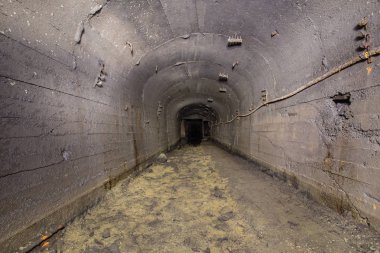 Eski demir cevheri madeni yeraltı tüneli su ve kereste ile doldu.