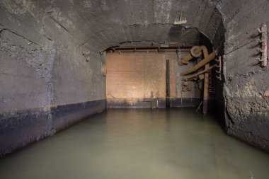 Eski demir cevheri madeni yeraltı tüneli su ve kereste ile doldu.