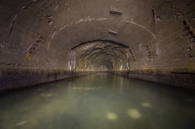 Eski demir cevheri madeni yeraltı tüneli su ve kereste ile doldu.