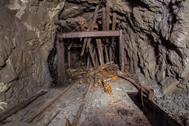 Yıkılmış ahşap keresteli eski demir madeni tüneli.