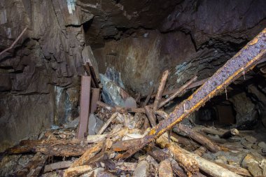 Yıkılmış ahşap keresteli eski demir madeni tüneli.