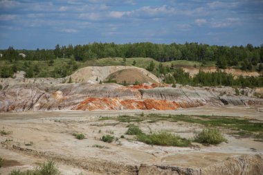 Eski kaolin kil ocağında inanılmaz renkli bir manzara.